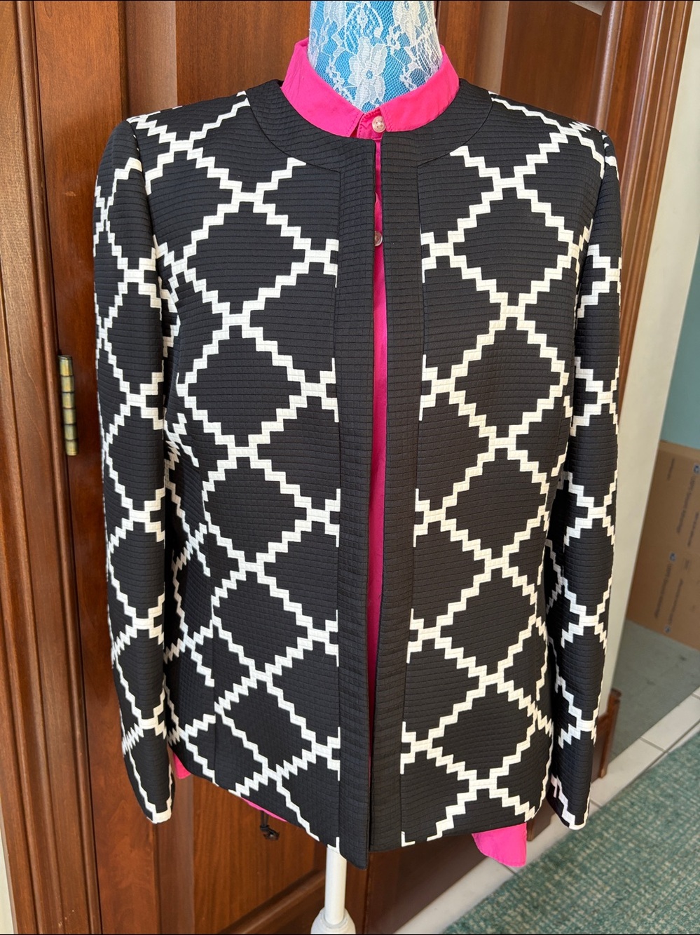 Kasper jacket blazer collarless open front long sleeve black, white geometric